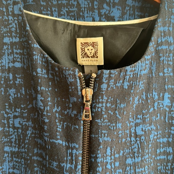 Anne Klein blazer. Size 8. Partially lined. Double zip. Great condition - Picture 2 of 4